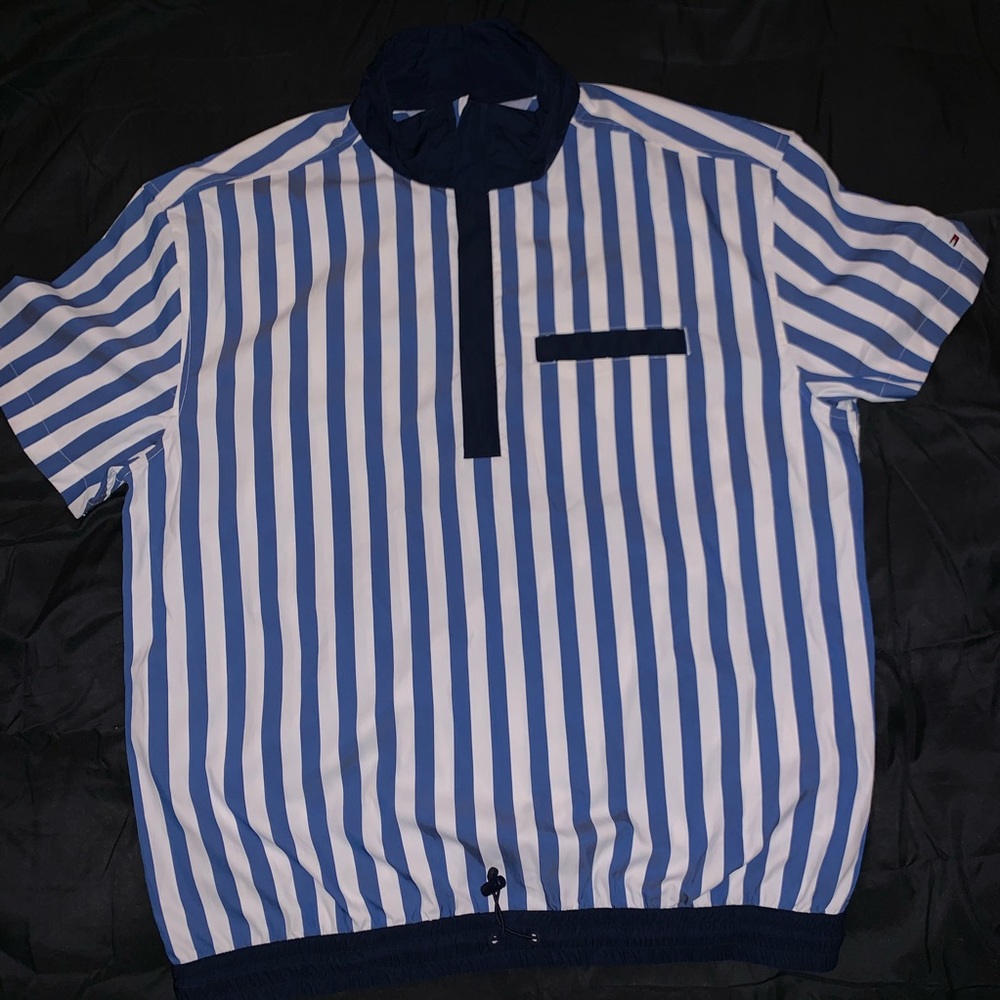 T-shirt short sleeve hoodie type.